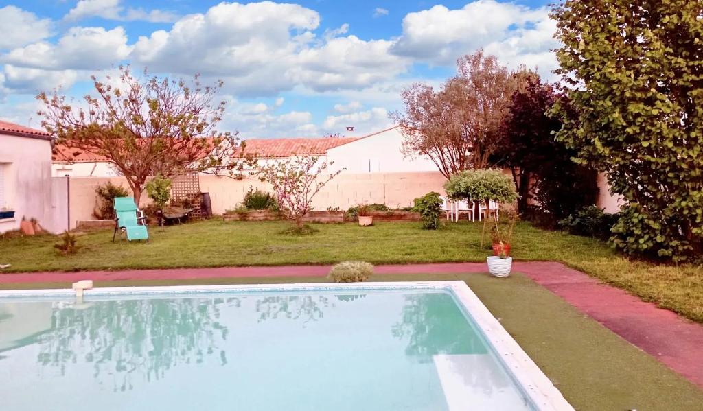 ein Swimmingpool im Hof eines Hauses in der Unterkunft Studio cosy avec jardin, La Jarrie, 23m², piscine partagée in La Jarrie