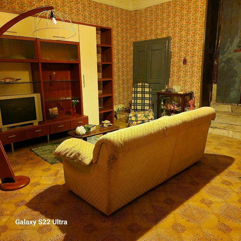 uma sala de estar com um sofá e uma televisão em Lisa e Francesco em Gragnano