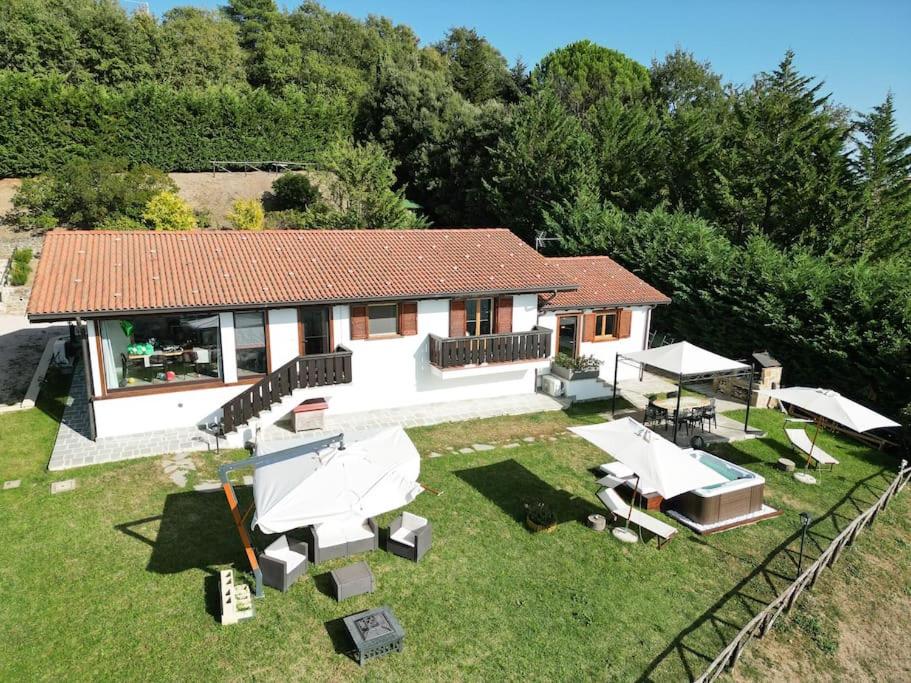 una vista aérea de una casa con sombrillas en Villa Al Tramonto, en Lisciano Niccone
