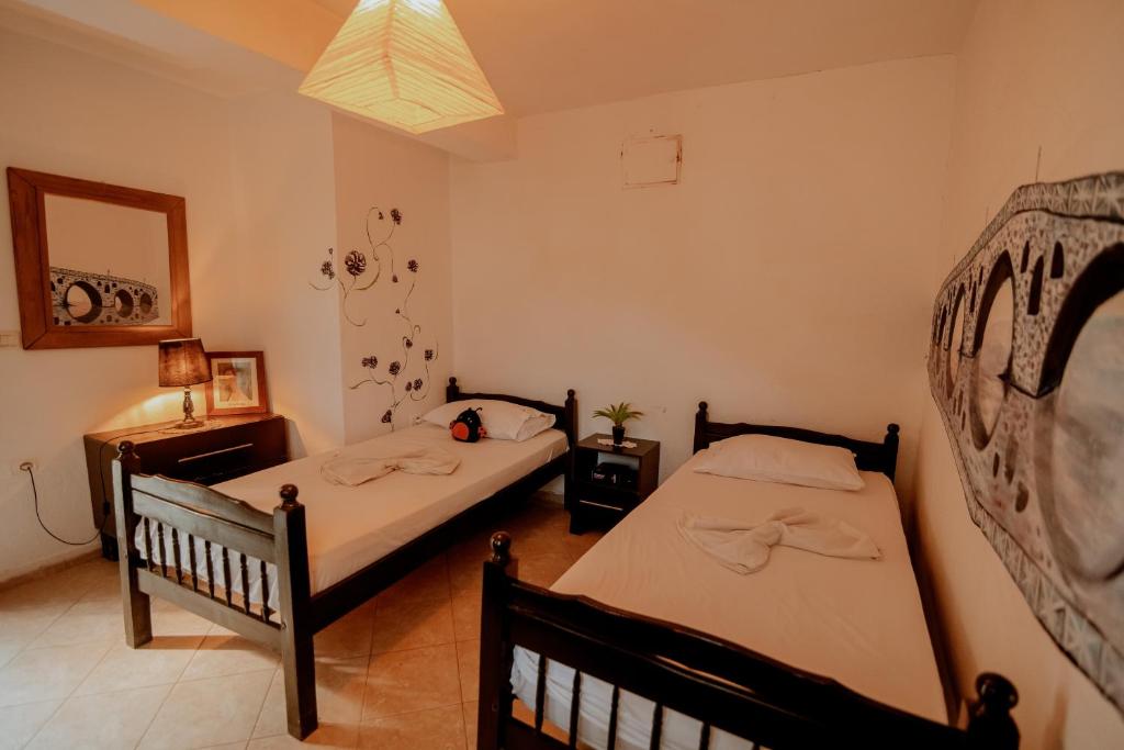 Postel nebo postele na pokoji v ubytování Berat Backpackers Hostel