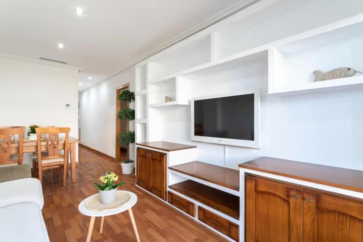 a living room with a couch and a tv on a wall at Precioso apartamento in Santa Pola