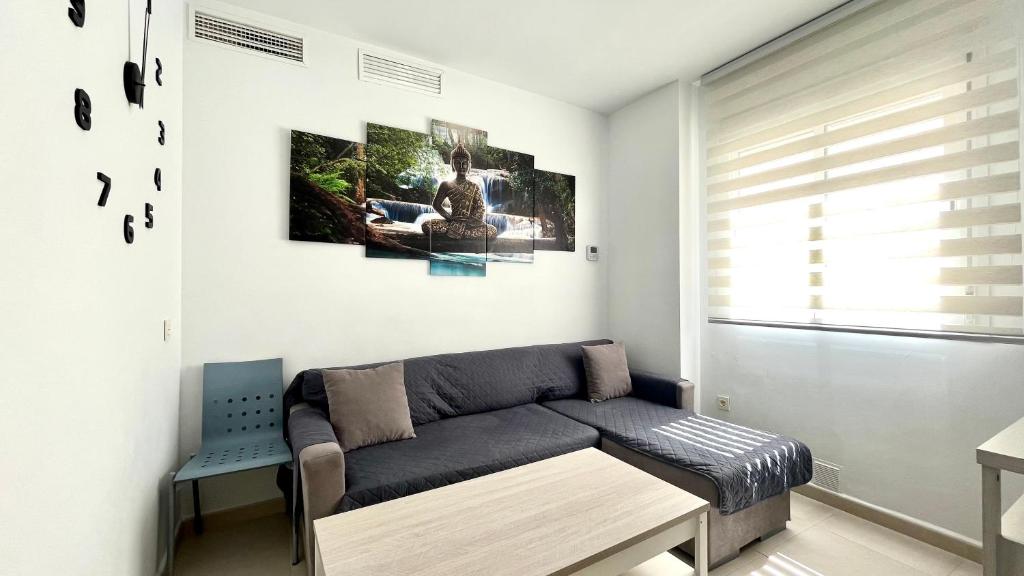 salon z kanapą i stołem w obiekcie Apartamento Rondabella 2 Centro PARKING GRATIS Wifi AA w mieście Ronda
