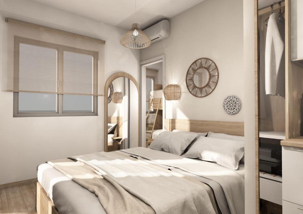 sypialnia z dużym łóżkiem i lustrem w obiekcie Magdalena Seaside Apartments w mieście Nea Roda