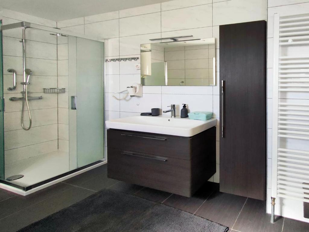 een badkamer met een wastafel en een douche bij Skajla Apartments in Medulin