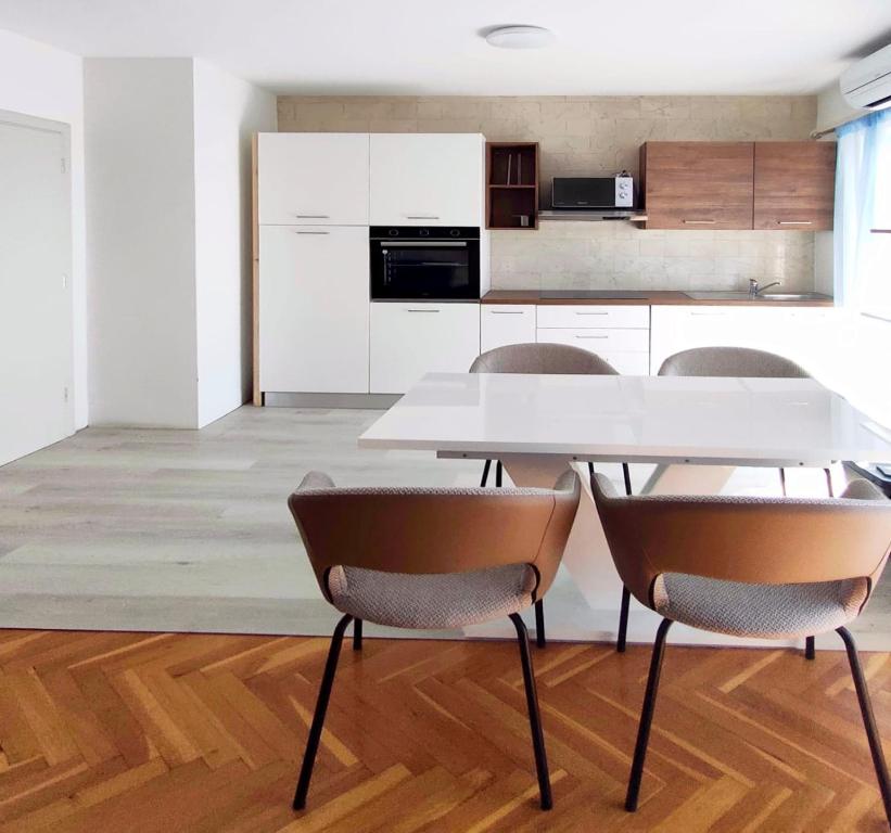 Kuchyň nebo kuchyňský kout v ubytování Skajla Apartments