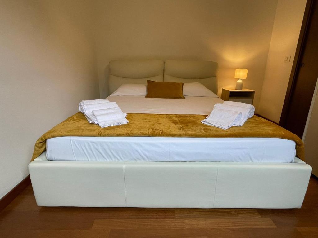 uma cama com duas toalhas num quarto em A&G Guest House em Perugia