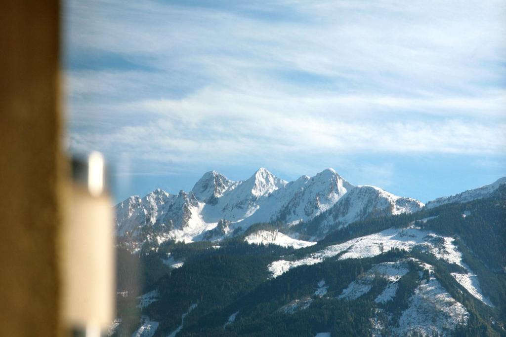 vistas a una cordillera con montañas cubiertas de nieve en Mountain Rooms - Night only - Self Check in, en Zell am See