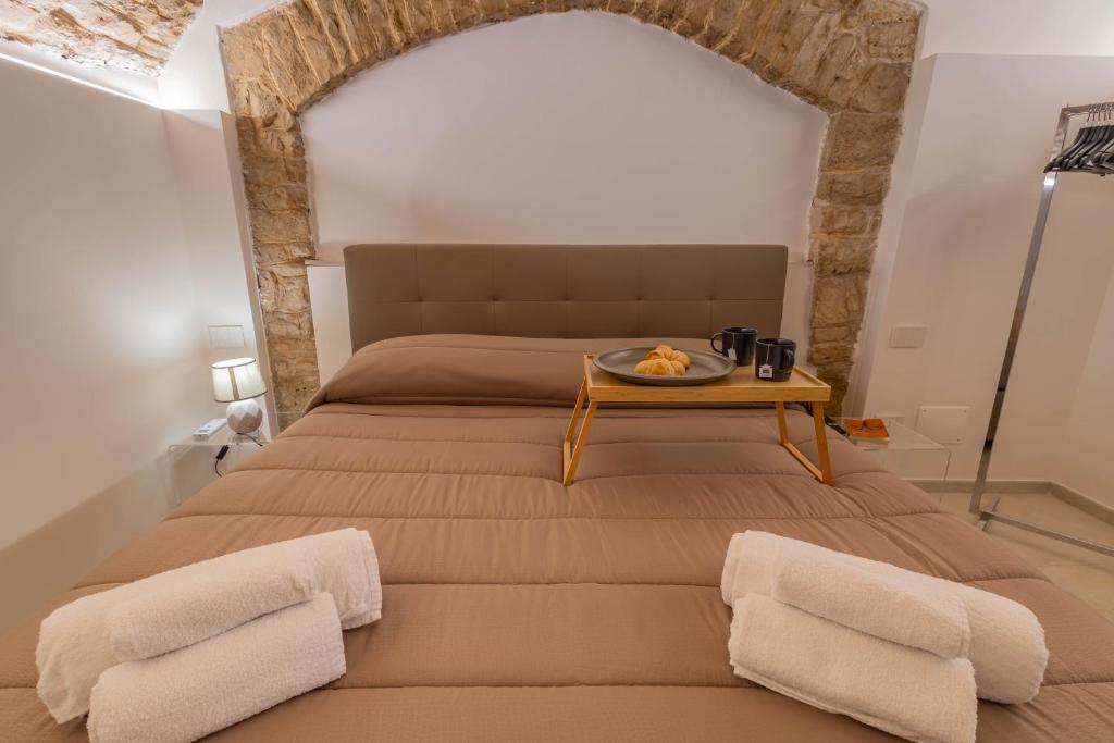 Bett mit einem Tablett mit Essen darüber in der Unterkunft [Trajetta - Suite] ¤ Through History&Music ¤ in Bitonto