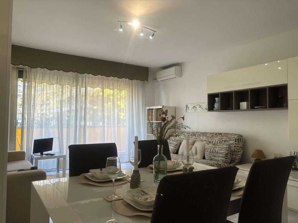 - une salle à manger et un salon avec une table et des chaises dans l'établissement Appartement Antibes, 1 pièce, 4 personnes - FR-1-252-71, à Antibes
