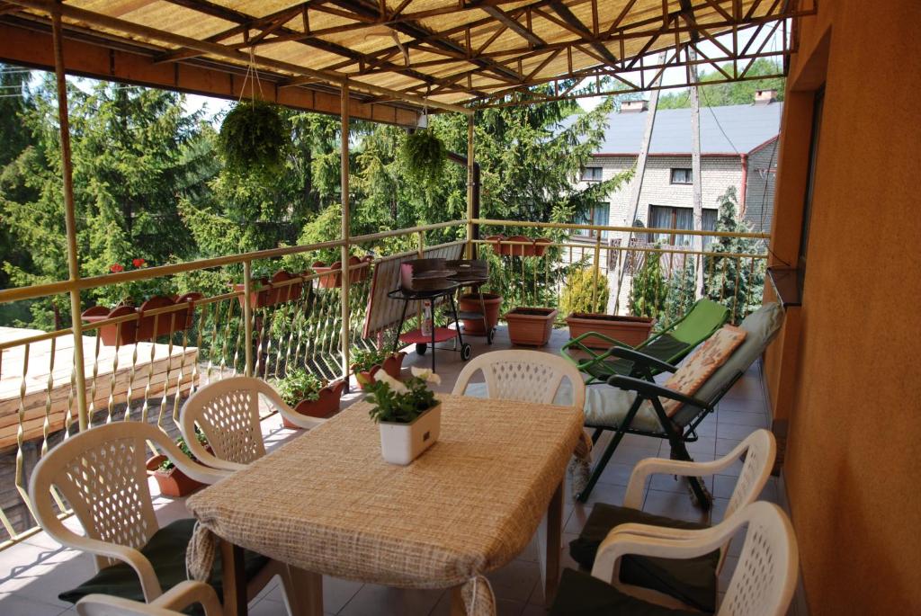 d'une terrasse avec une table et des chaises sur un balcon. dans l'établissement Noclegi nad Leśniówką, à Żarki