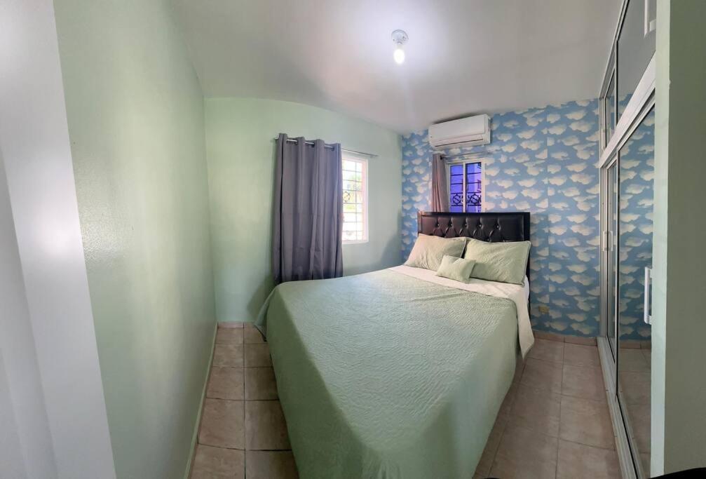 a small bedroom with a bed in a room at casa nagüera in Nagua