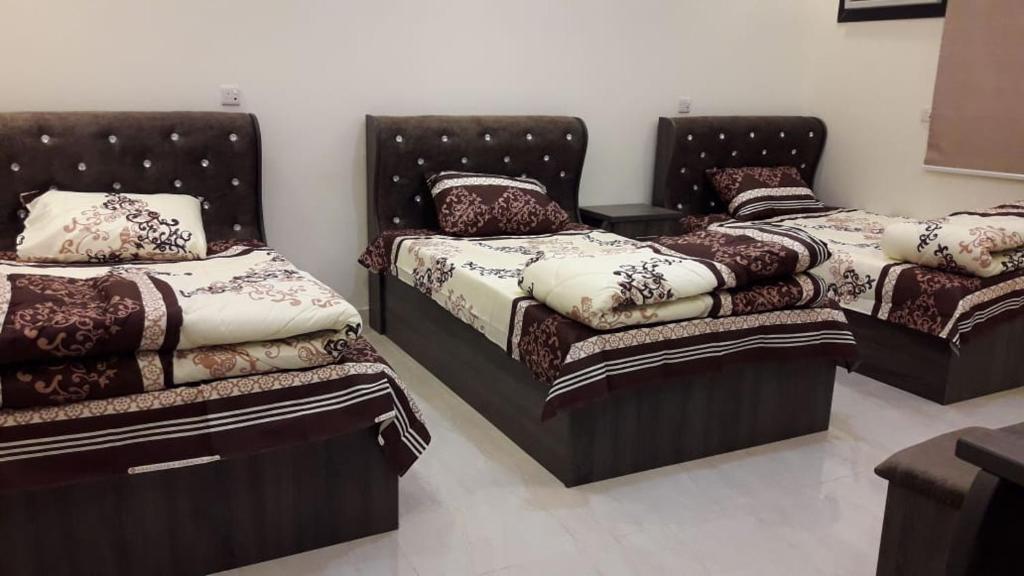 Cette chambre comprend 2 lits. dans l'établissement وحدات سكنية الحصون, à Ithnayn