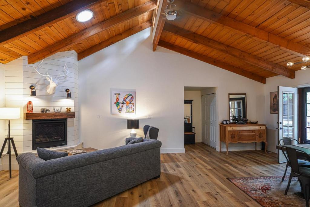 a living room with a couch and a fireplace at Drifting Snow Cabin - Pinetop, AZ in Indian Pine