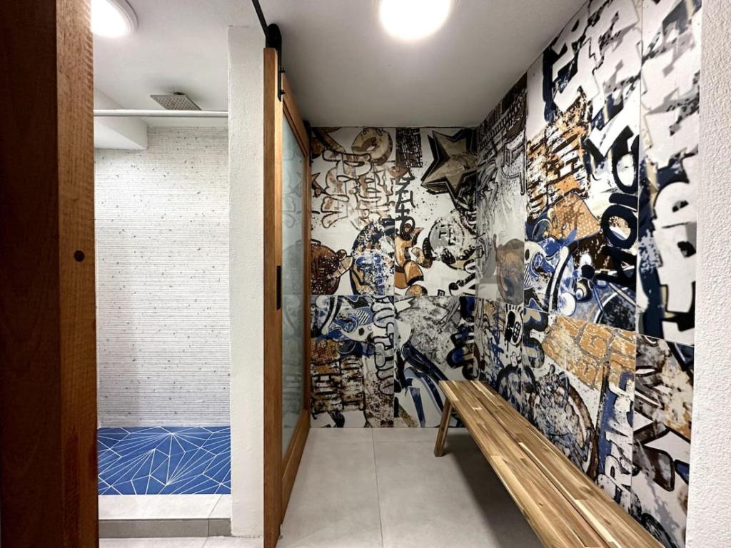 聖胡安的住宿－Urban-Styled Apartment in Santurce，涂有涂鸦墙的走廊
