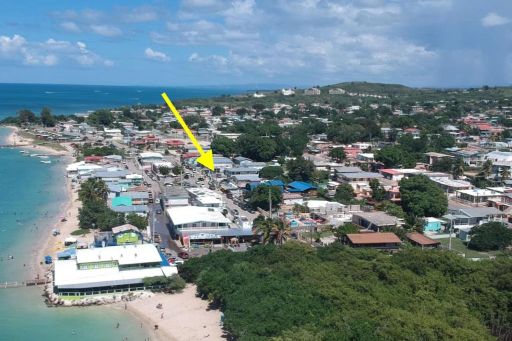 una vista aérea de una ciudad en la playa en Cabo Rojo Coastal Retreat Beach House, en Boquerón