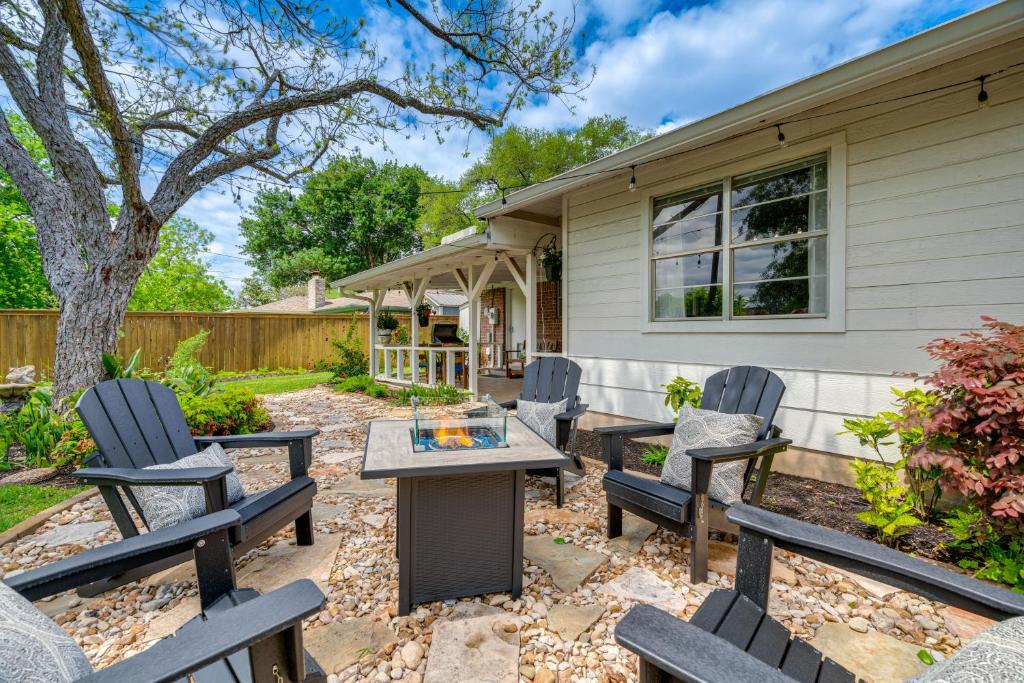 un patio con bancos, mesa y sillas en Round Rock Home with Patio about 3 Mi to Dell Diamond, en Round Rock