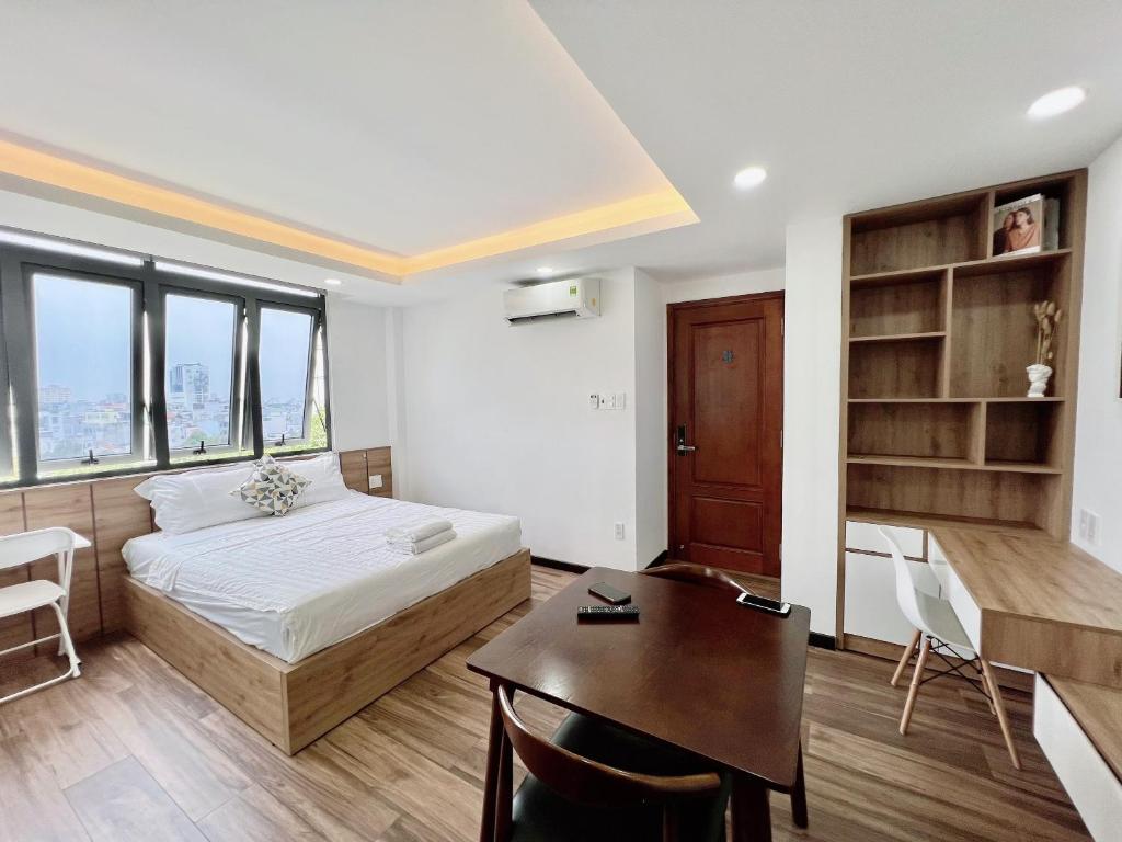 1 dormitorio con cama, escritorio y mesa en Riverside house Quận Phú Nhuận 7, en Ho Chi Minh