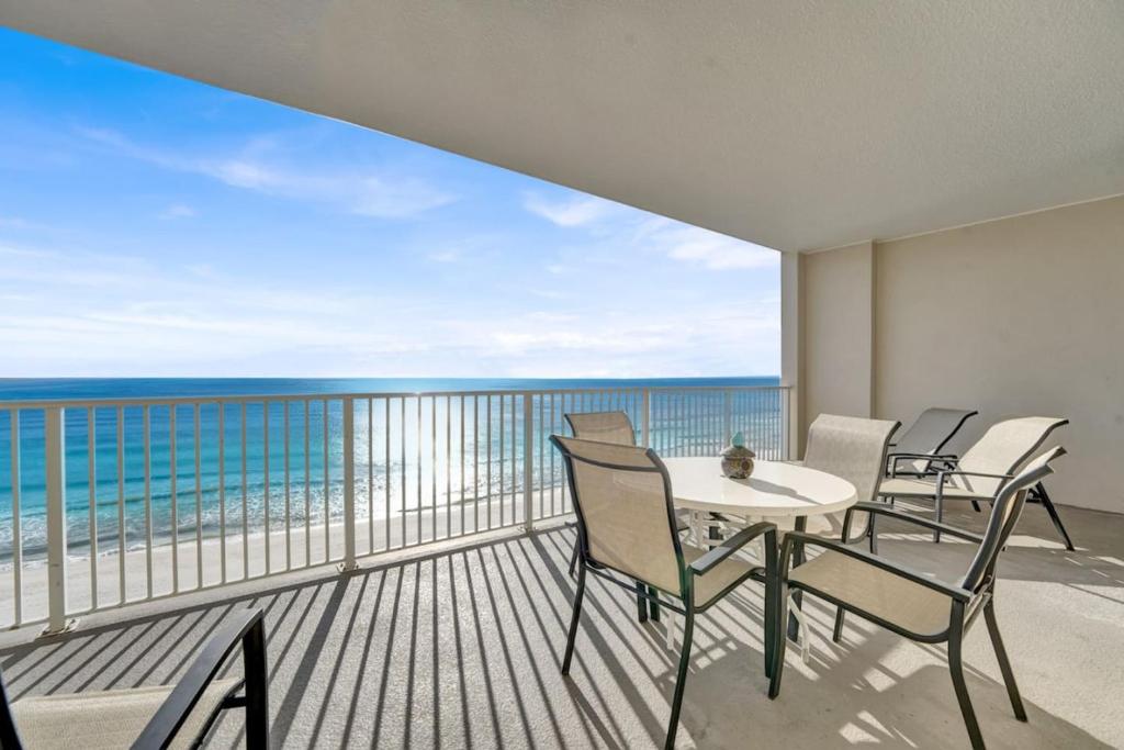 - un balcon avec des chaises et une table donnant sur l'océan dans l'établissement Ocean Reef 808, à Panama City Beach