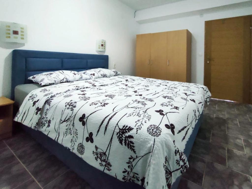 Postel nebo postele na pokoji v ubytování Skajla Apartments