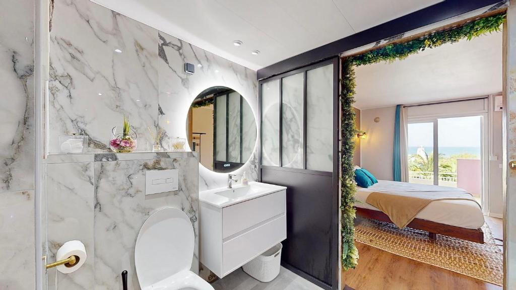 Koupelna v ubytování 150 de Grey Studio pour 2 avec SPA, Vue sur mer