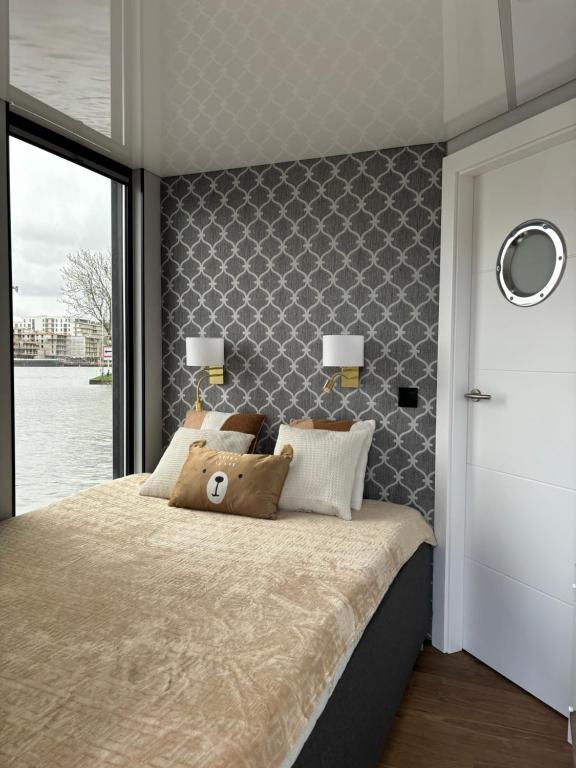 ein Schlafzimmer mit einem Bett mit zwei Kissen darauf in der Unterkunft Houseboat EnergyApart in Stettin