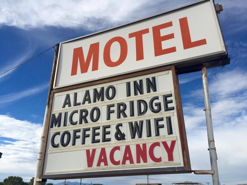 - un panneau du motel pour une vacance de café et de connexion Wi-Fi dans l'établissement Alamo Inn, à Alamo