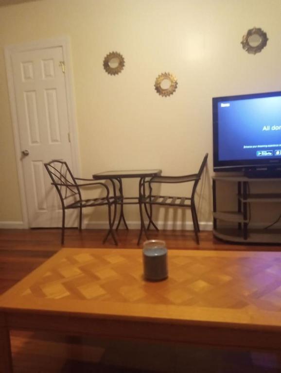 Μια τηλεόραση ή/και κέντρο ψυχαγωγίας στο simple one bedroom free parking