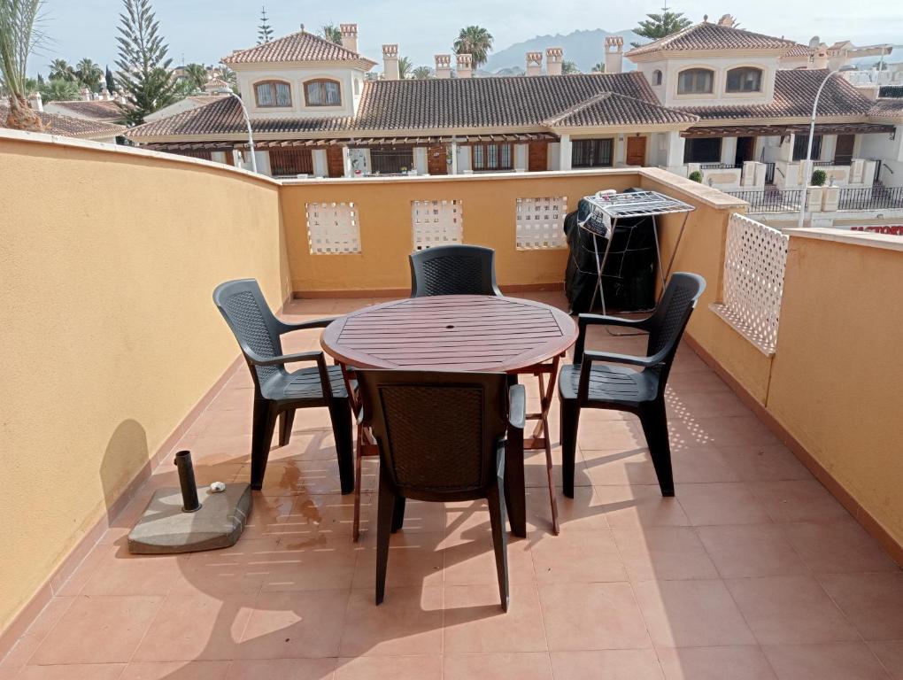 balkon ze stołem i krzesłami w obiekcie Vera Albacora w mieście Vera