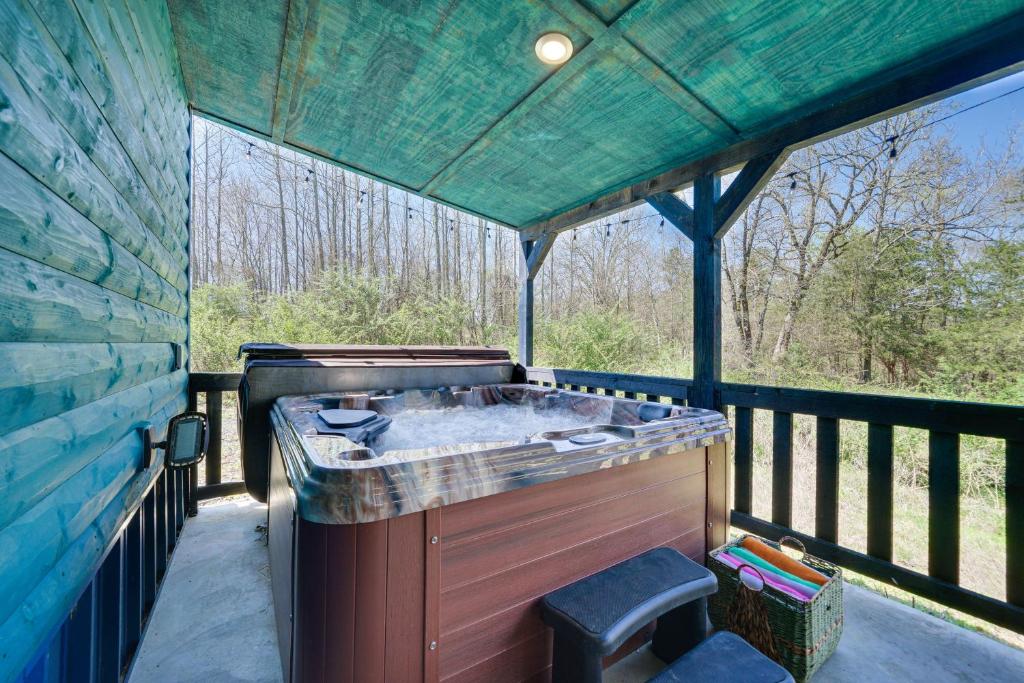 Balkón nebo terasa v ubytování Broken Bow Cabin with Hot Tub, Fire Pit and Creek View