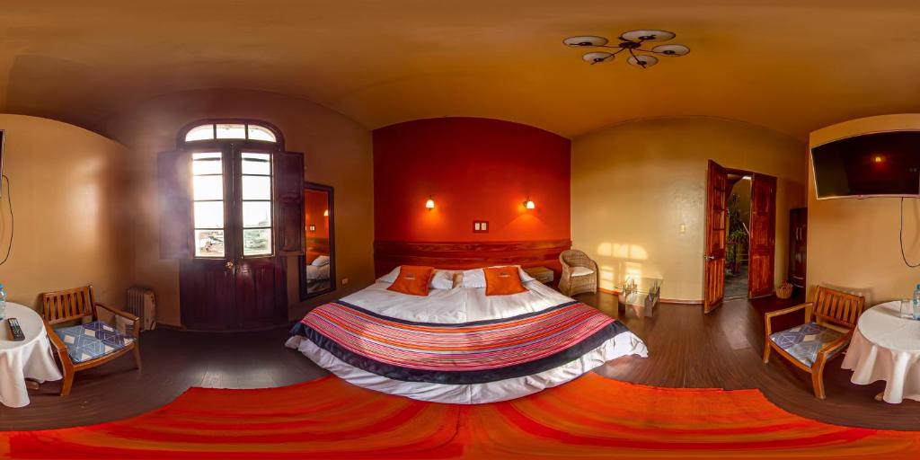 1 dormitorio con 1 cama grande en una habitación en La Casona de Palacio Viejo, en Arequipa