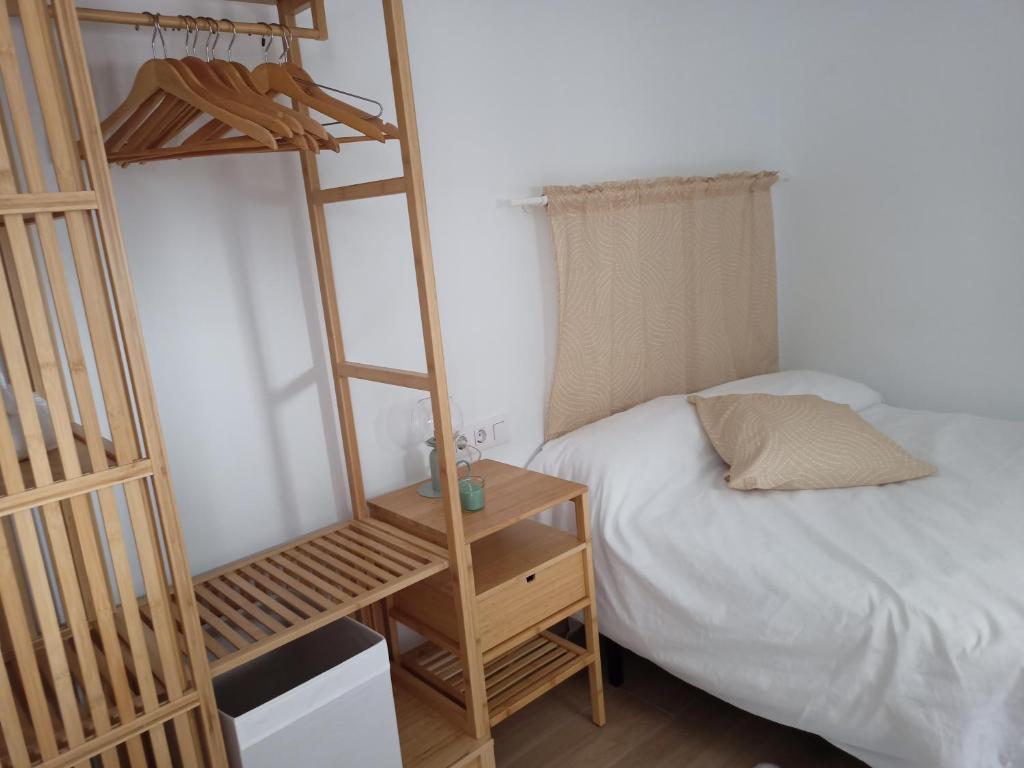 1 dormitorio con litera y escalera junto a la cama en La Casa de Ángela en Sevilla