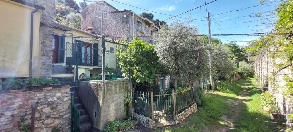 a house with a gate in a yard at Il melograno la casetta nel verde in Le Grazie