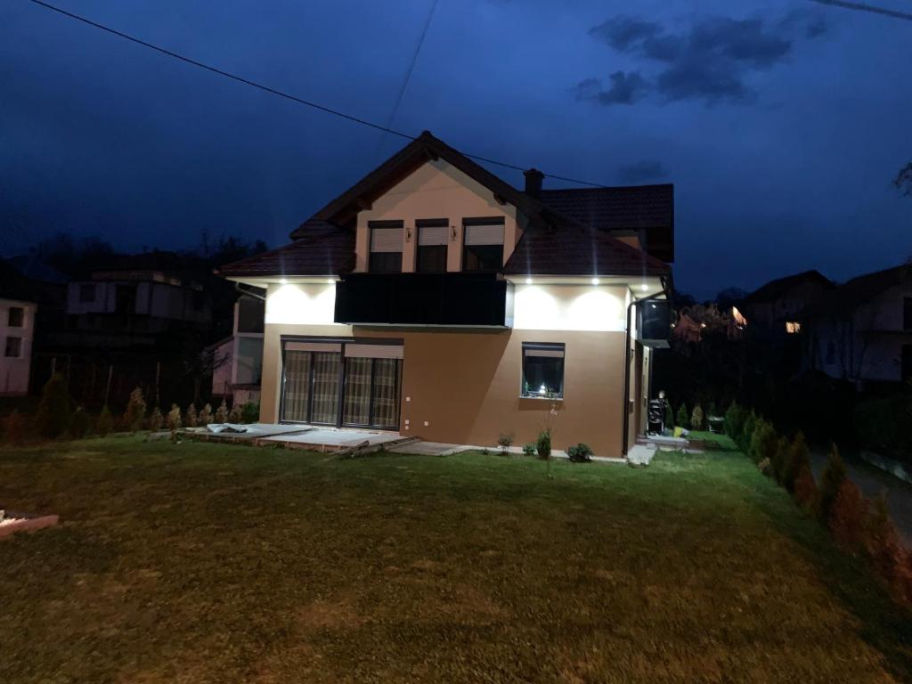 uma casa com luzes na frente à noite em Vila BD 