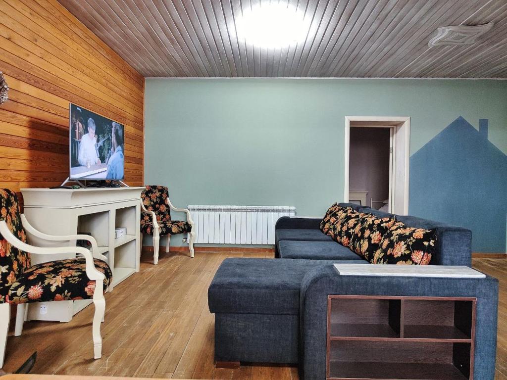 SCANDI уютный домик с камином и баней на семь человек в горах - Twee Slaapkamers Huis