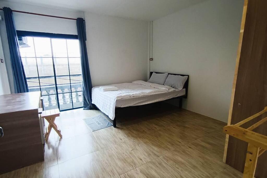 Habitación pequeña con cama y ventana grande. en Chubby 9 Room 6 en Ban Bang Phlat