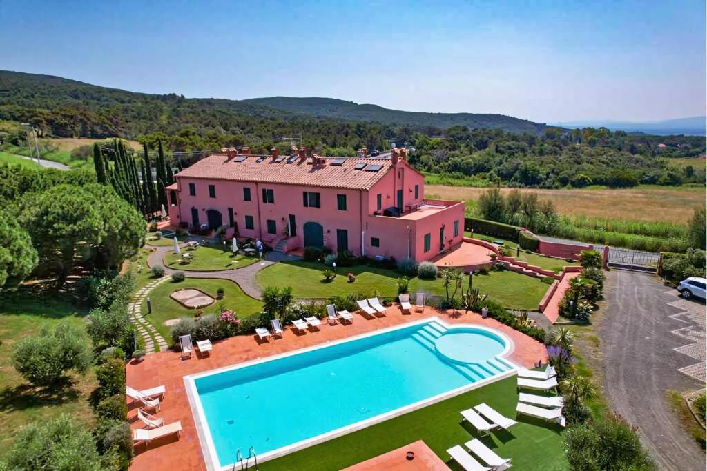 Una vista aérea de una casa grande con piscina. en Star View Apartment with pool, en Castiglioncello