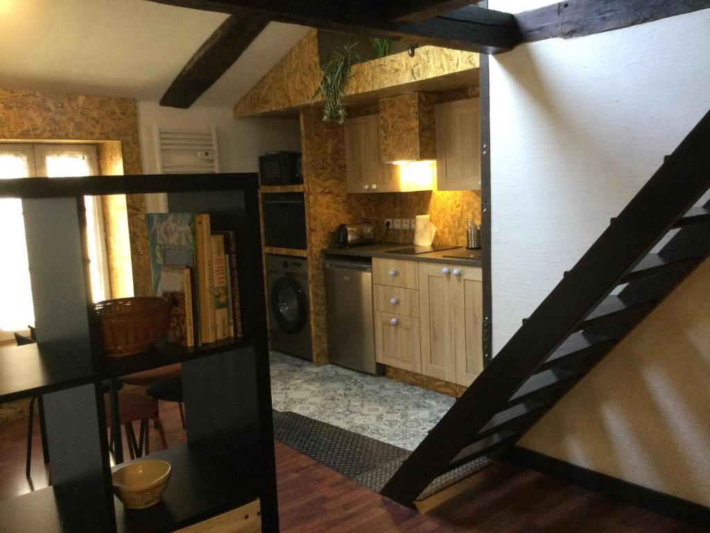 una cocina con una escalera que conduce a una habitación en Old Boat, en Nancy