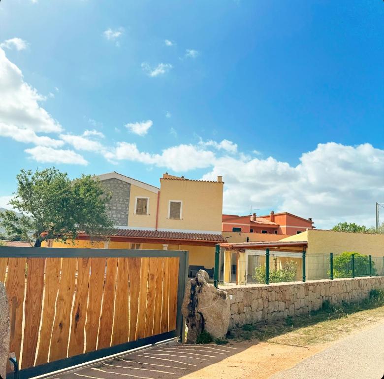 CASA SACURI في Rudalza: حاجز خشبي أمام المنزل