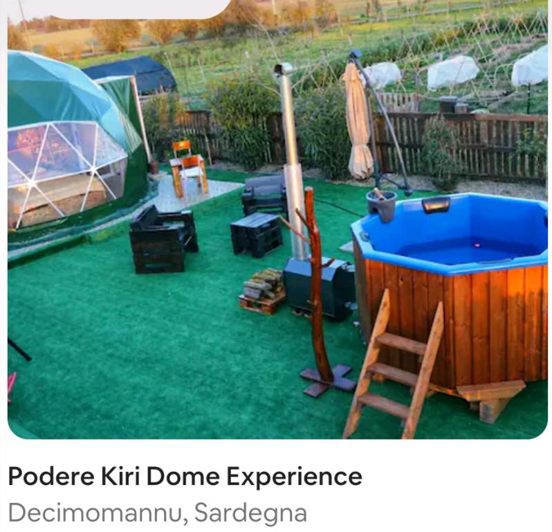 patio trasero con bañera de hidromasaje y tienda de campaña en Podere Kiri Dome Experience, en Decimomannu