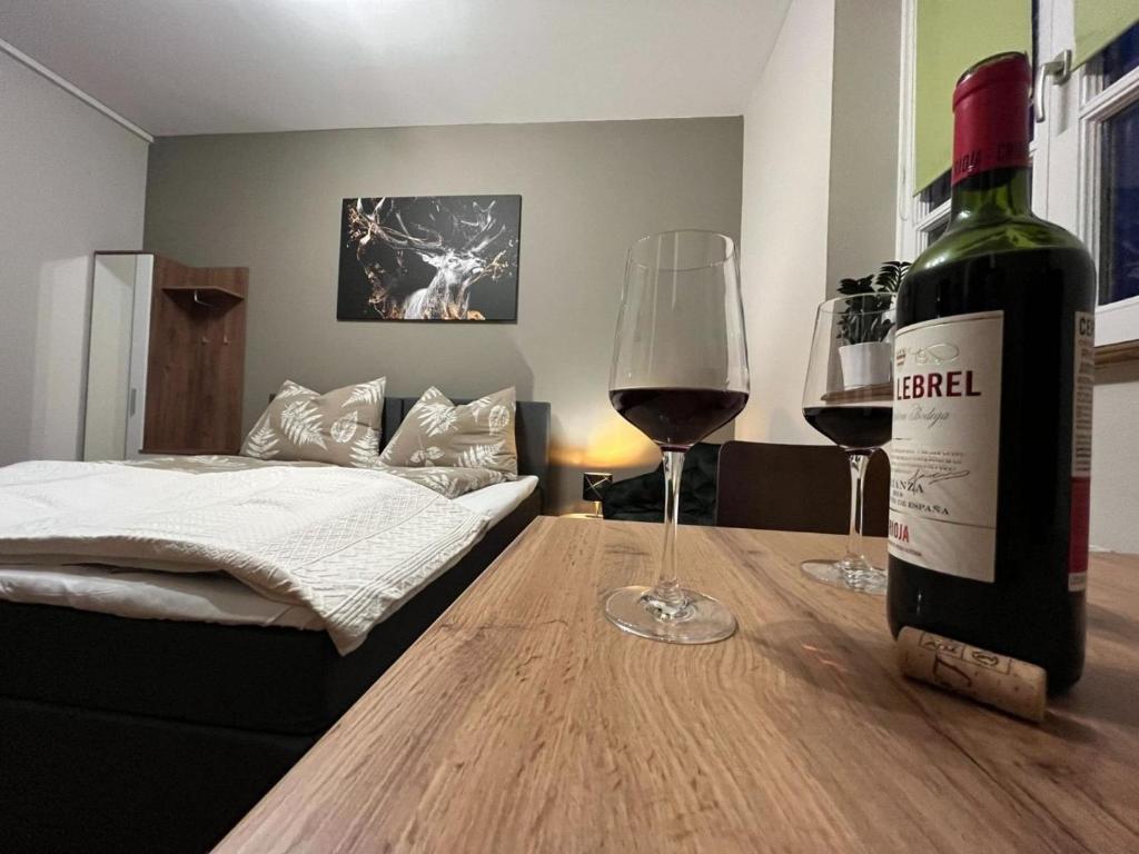 Wald的住宿－3144 Ferien am SCHLOSS WALD Ap DAVINCI，一张桌子上坐着一瓶葡萄酒和一杯
