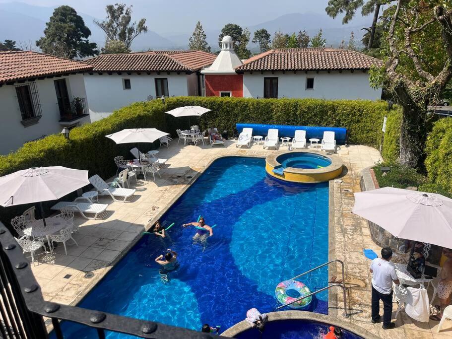 una vista aérea de una piscina con gente en ella en Paseo del Obispo Apartamento A3, en Antigua Guatemala