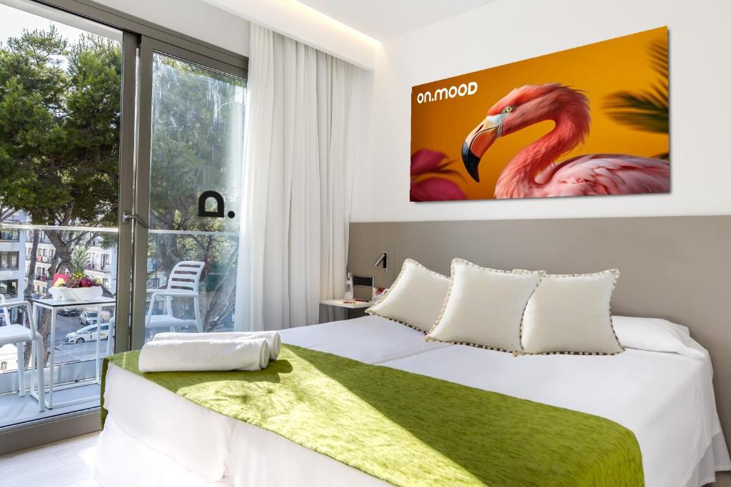 ein Schlafzimmer mit einem großen Bett und einem großen Fenster in der Unterkunft Onmood Cala Ratjada - New Opening 2024 in Cala Ratjada