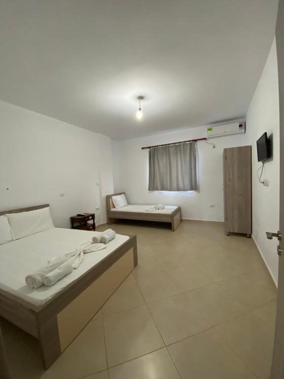 Postel nebo postele na pokoji v ubytování Villa Earta & Leo Ksamil