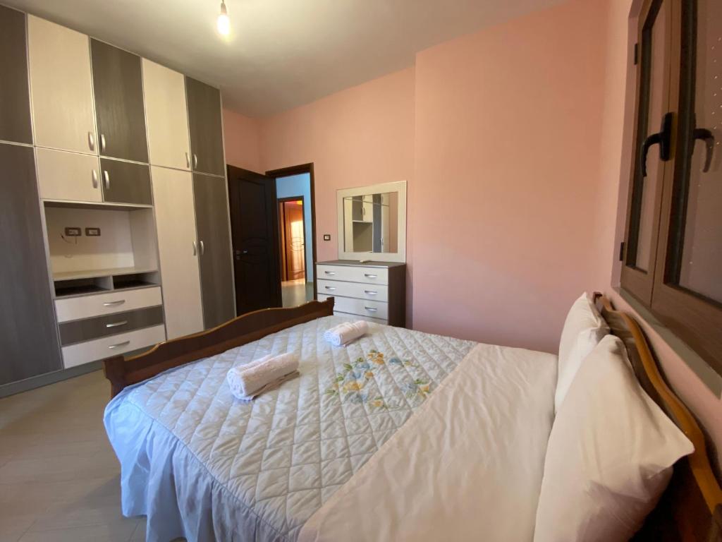 Postel nebo postele na pokoji v ubytování Villa Earta & Leo Ksamil