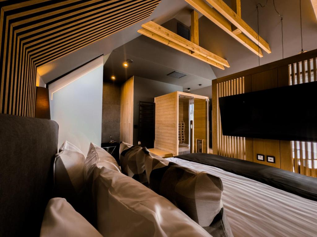 een kamer met een bed en een flatscreen-tv bij TWIN prémium apartman in Tihany