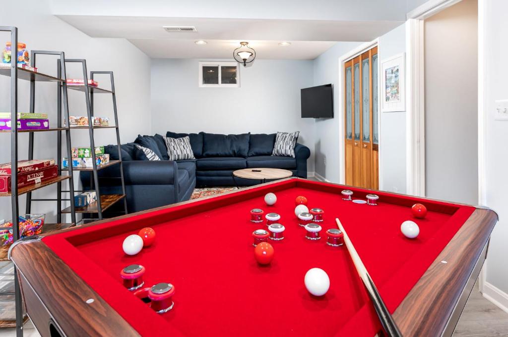 a red pool table in a living room at Neptune By The Water in Annapolis