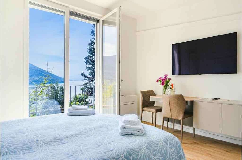 una camera con un letto e una grande finestra di Lake Dream a Brissago