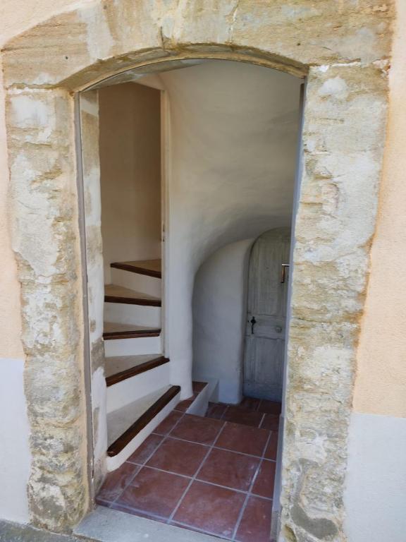 - l'entrée d'un bâtiment avec un mur en pierre et des escaliers dans l'établissement Pra Marri, à Malemort-du-Comtat