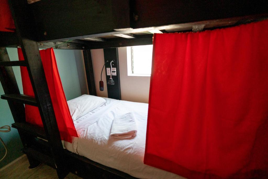 Uma cama ou camas num quarto em Seashell Motel and International Hostel