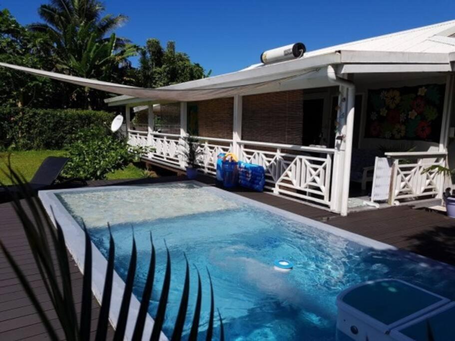 ein Pool vor einem Haus in der Unterkunft Taravao Belvedere maison 3ch calme avc Piscine+2 bungalow 15 min Teahupoo wave in Tohautu